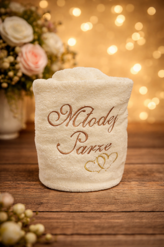 Kremowy ręcznik z haftem „Młodej Parze” 100% bawełna 100 × 50 cm