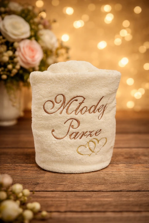 Kremowy ręcznik z haftem „Młodej Parze” 100% bawełna 100 × 50 cm