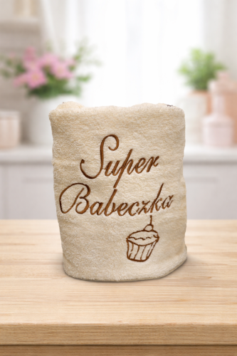 Kremowy ręcznik z haftem „Super Babeczka”, 100% bawełna, 50 × 100 cm