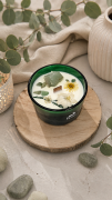 Wyjątkowa świeca sojowa Hop Hare z naturalnym jadeitem, suszonymi kwiatami i drewnianym knotem. Ozdobne pudełko i karta inspirowana tarotem.